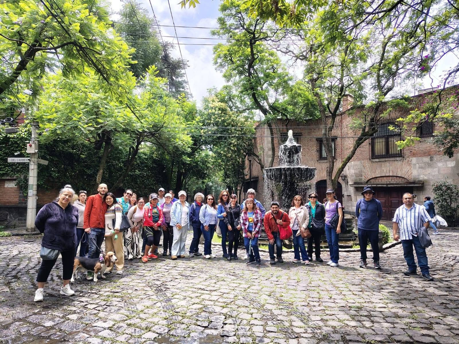 Grupo de Turisteando Ando frente a fuente histórica