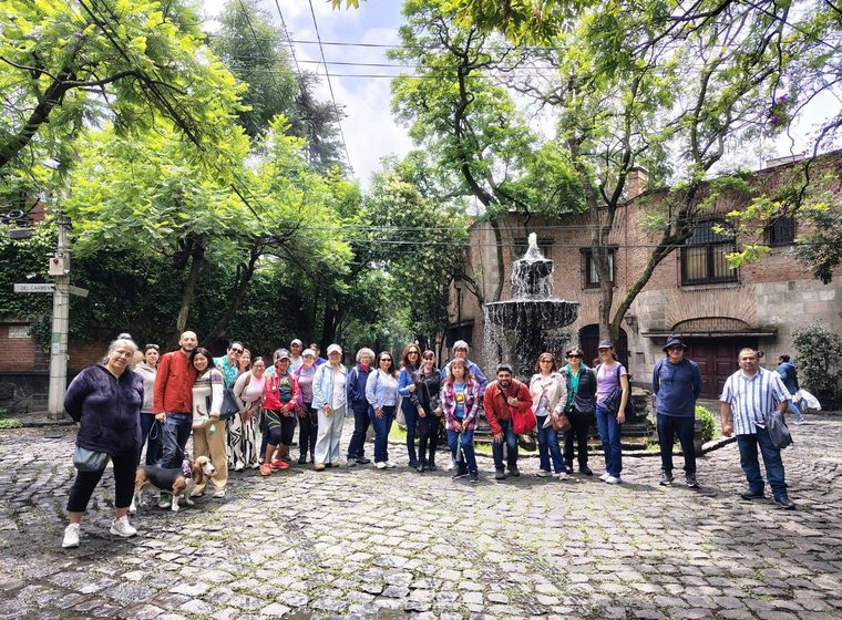 Grupo frente a fuente colonial