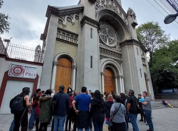 Recorrido frente a iglesia histórica