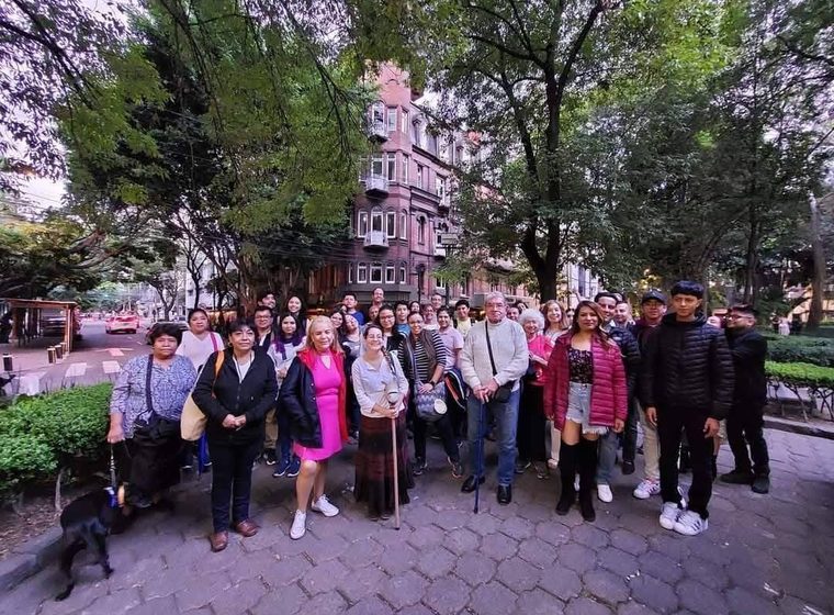 Grupo en calle arbolada de la Colonia Roma